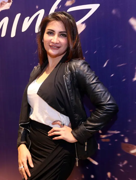 Hadir di gala premier Spider-Man:  Homecoming , Natalie yang ditemani suaminya, Abdulla Rizal sangat bahagia ketika foto di photo booth. Terlebih ketika ia rela tubuhnya digendong oleh si Spider-Man. (Nurwahyunan/Bintang.com)