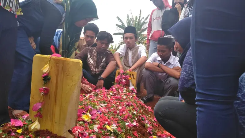 Sejumlah pelajar teman almarhum Ahmad Fauzan (18) tampak bersedih di depan makam. Pelaku penusukan Fauzan hingga tewas, sudah diamankan Polisi Resort Tangerang Selatan (Tangsel), Minggu (12/8/2018).