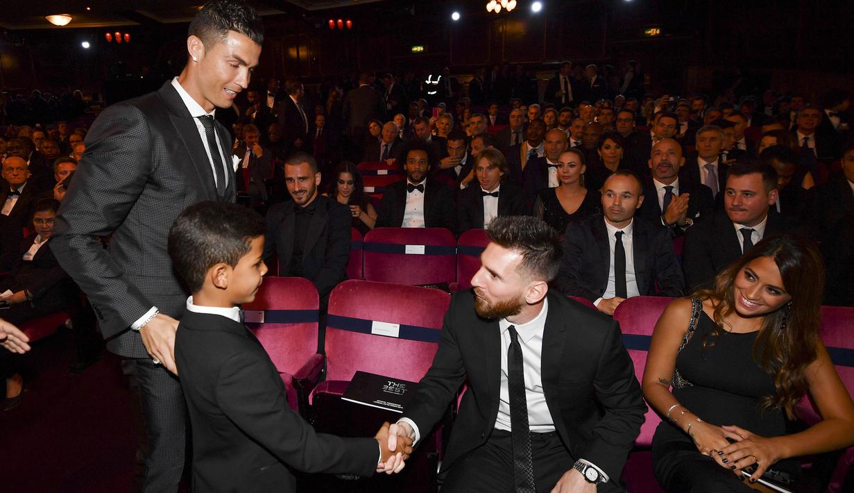 Bintang Barcelona, Lionel Messi, menyapa anak Cristiano Ronaldo saat acara penghargaan pemain terbaik FIFA 2017 di London, Senin (23/10/2017). (AFP/Ben Stansall)
