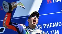 Pebalap Movistar Yamaha, Jorge Lorenzo, menjadi juara balapan MotoGP Italia di Sirkuit Mugello, Minggu (22/5/2016). Lorenzo menyalip Marquez secara dramatis jelang garis finis. (AFP/Giuseppe Cacace)