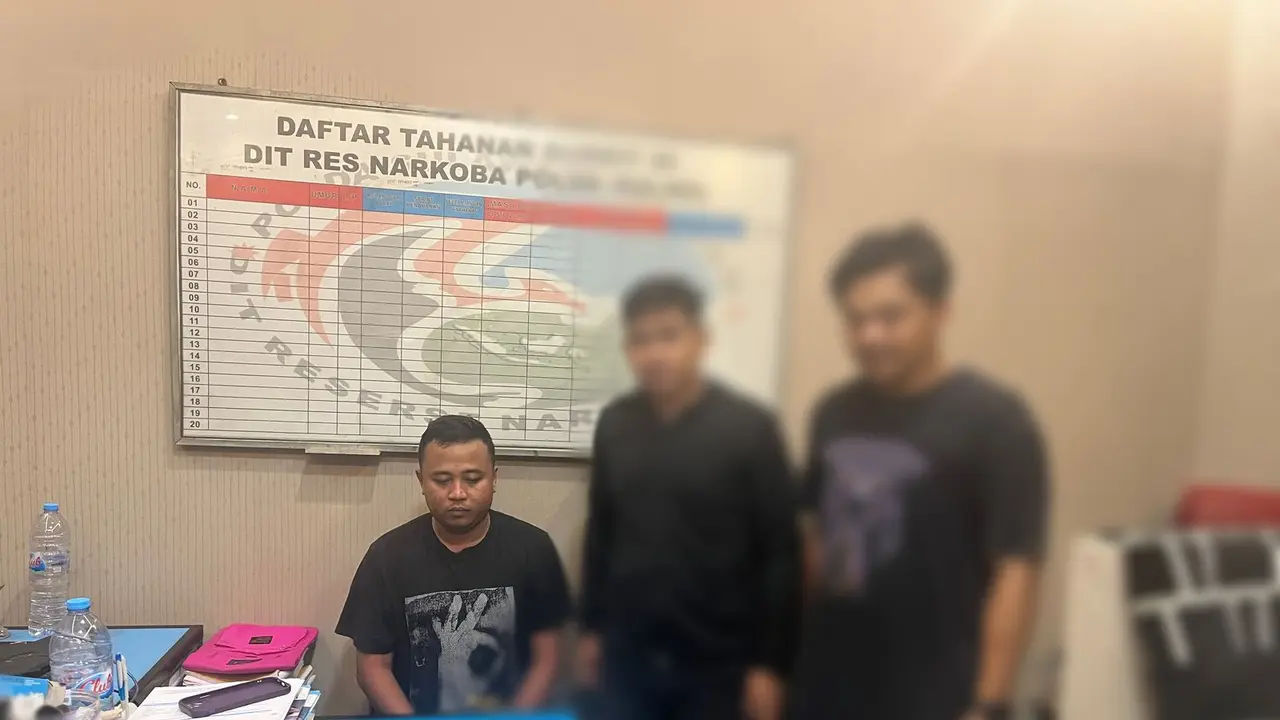 Dit Narkoba Polda Sulsel mengamankan SA yang merupakan oknum pegawai lapas saat sedang menjual sabu.