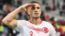 Merih Demiral - Bek Juventus ini turut memperkuat Timnas Turki dalam skuat Euro 2020. Memiliki kecepatan dan tangguh dalam duel udara membuatnya layak mengisi sektor pertahanan asuhan Senol Gunes. (AFP/Alain Jocard)