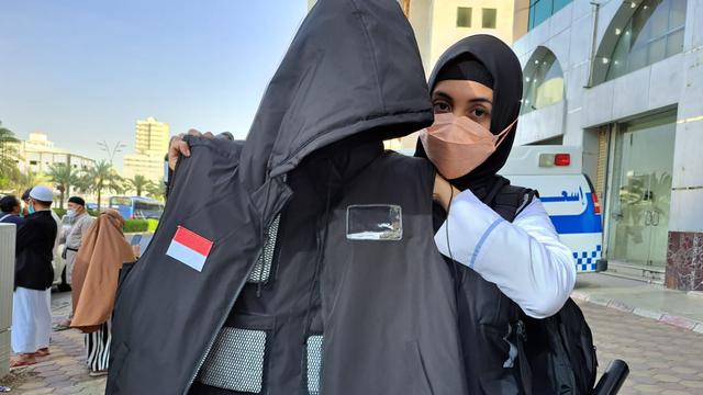 Pusat Kesehatan Haji Kementerian Kesehatan meluncurkan inovasi rompi penurun suhu untuk mengatasi sengatan panas atau heat stroke (Liputan6.com/ Mevi Linawati)