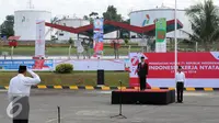 Dirut PT Pertamina, Dwi Soetjipto (tengah) memimpin upacara peringatan kemerdekaan Indonesia ke-71 di Terminal BMM, Manokwari, Papua Barat, Rabu (17/8). Upacara diikuti ratusan karyawan BUMN dari berbagai instansi. (Liputan6.com/Helmi Fithriansyah)