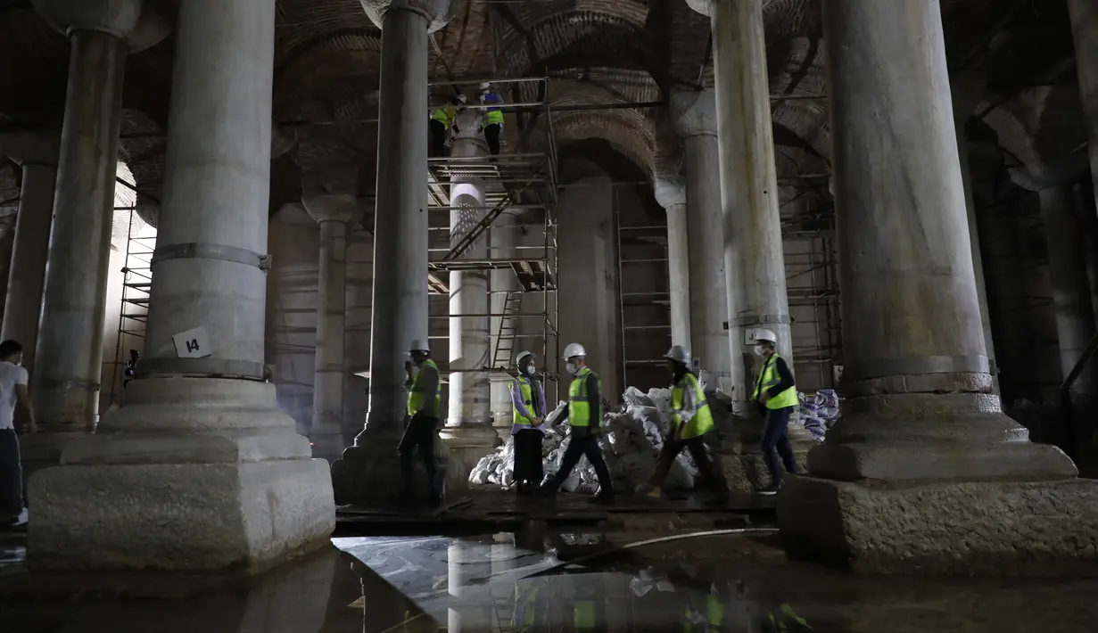 Para anggota tim restorasi bekerja di "Sunken Palace" (istana bawah tanah) di Istanbul, Turki (27/8/2020). Dengan luas total 9.800 meter persegi, waduk air raksasa "Sunken Palace" dibangun pada abad ke-6 pada masa pemerintahan Kekaisaran Bizantium. (Xinhua/Osman Orsal)
