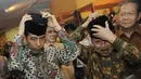 Jokowi dan JK mencoba kopiah secara bersamaan, Pasaraya Blok M, Jakarta, Kamis (2/10/2014) (Liputan6.com/Herman Zakharia)