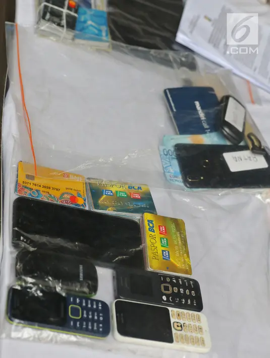 Barang bukti kasus curas dan penipuan diperlihatkan saat rilis di Polda Metro Jaya, Jakarta, Jumat (28/6/2019). Polisi mengungkap pencurian dengan mengaku anggota TNI, pencurian dengan kekerasan, dan pencurian mesin ATM di Jabodetabek. (Liputan6.com/Herman Zakharia)