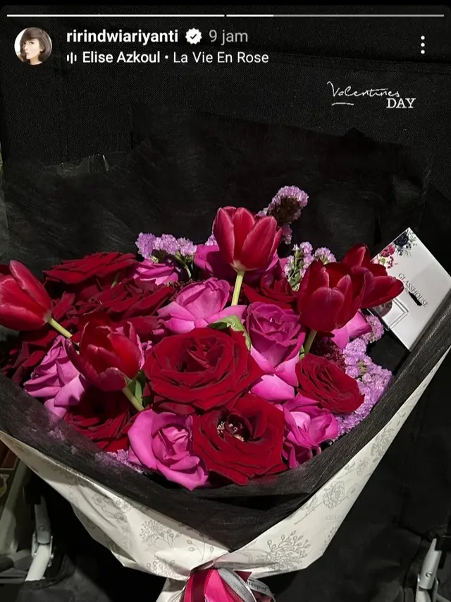 Ririn Dwi Ariyanti dapat buket bunga di hari Valentine (foto: Instagram ririndwiariyanti)