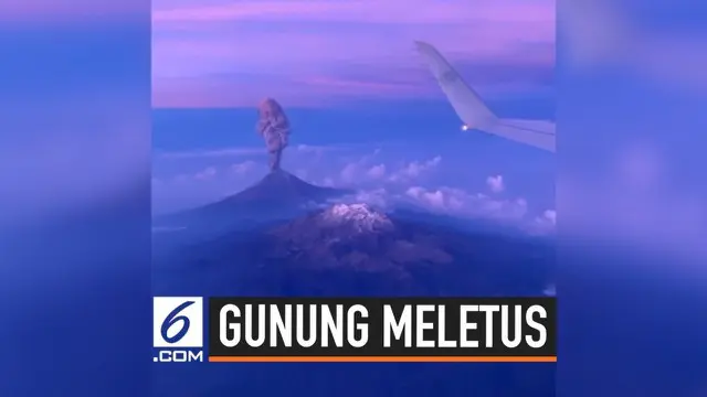 Seorang penumpang pesawat merekam detik-detik Gunung El Popo meletus. Asap tinggi terlihat keluar dari dalam kawah menuju langit.