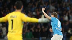 Kiper Timnas Indonesia, Emil Audero harus banyak memungut bola dari gawangnya saat Cremonese bertamu ke markas Napoli dalam laga lanjutan Liga Italia 2025/2026, Jumat (24/04/2026). (AFP/Carlo Hermann)