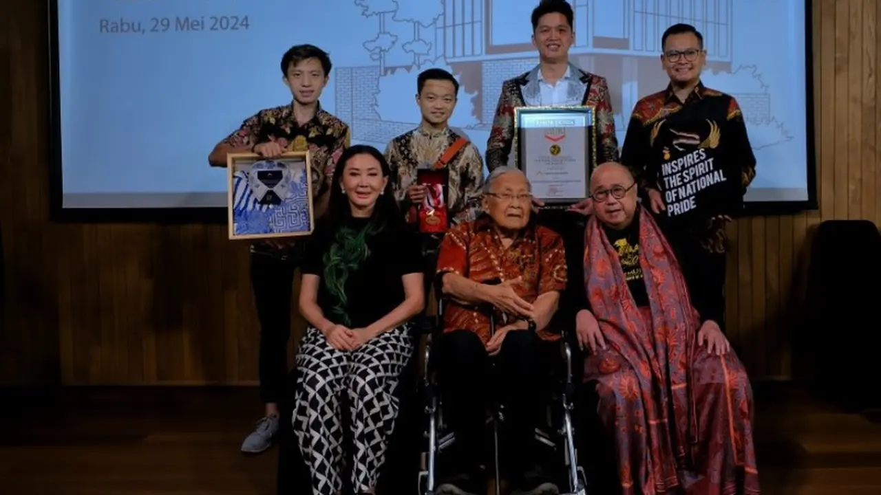 Pedjoeang Batik Raih Rekor MURI Sebagai Pelopor Batik Tulis Berkancing Emas Pertama di Dunia