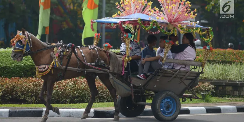 Serunya Naik Delman Hias Keliling Monas