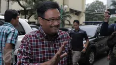  Calon wakil Gubernur DKI Jakarta Djarot Saiful Hidayat menyapa awak media saat tiba di Reskrimum Polda Metro Jaya, Jakarta, Senin (21/11). Djarot diperiksa sebagai saksi atas kasus penolakan kampanye di Kembangan Utara. (Liputan6.com/Gempur M Surya)