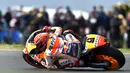 Aksi pembalap Repsol Honda, Marc Marquez saat mengiktui MotoGP Australia di Phillip Island (22/10). Dalam balapan ini, Marc Marquez harus berduel sengit dengan empat pembalap sebelum menyegel podium pertama. (AFP Photo/Paul Crock)