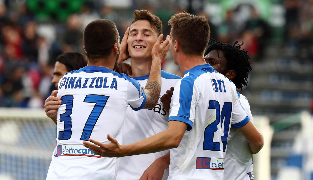 3. Mattia Caldara (Atalanta) - Bek muda milik Juventus ini sedang dipinjamkan ke Atalanta. Pemain masa depan Italia ini berhasil membantu Atalanta menduduki peringkat keempat klasemen akhir Serie A 2016-2017. (EPA/Elisabetta Baracchi)