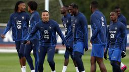 Pemain Timnas Prancis, Kylian Mbappe saat berlatih menjelang Kualifikasi Euro 2024 di Clairefontaine-en-Yvelines pada 21 Maret 2023. Mbappe akan memulai debut sebagai kapten Les Bleus pada 25 Maret 2023 saat melawan Belanda. (AFP/Franck Fife)