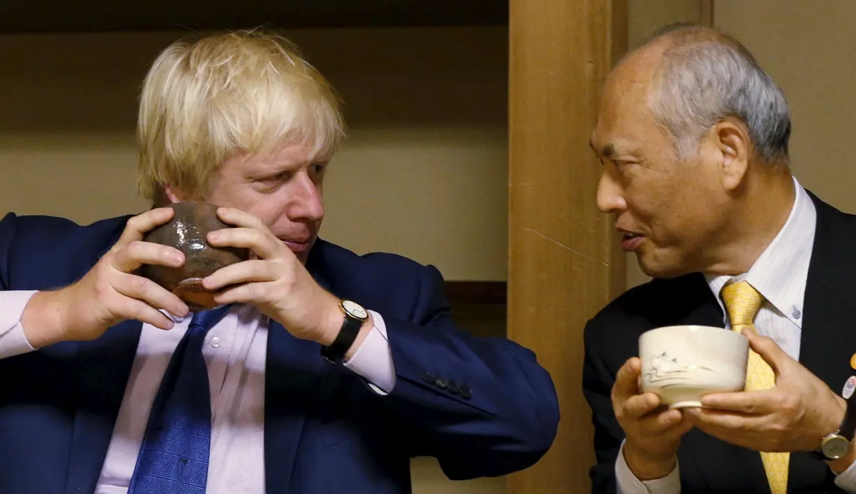 Walikota London Boris Johnson (kiri) saat menikmati teh yang disuguhkan dalam perjamuan teh  di Kuil Meiji, Tokyo, Rabu (14/10/2015). Johnson berada di jepang untuk menjalin kerja sama di bidang perdagangan dan budaya. (REUTERS/Issei Kato)