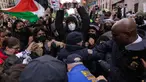 Petugas NYPD bentrok dengan pengunjuk rasa pro-Palestina dalam unjuk rasa "All out for Palestine" di luar Universitas Columbia di New York pada 2 Februari 2024. (Yuki IWAMURA/AFP)