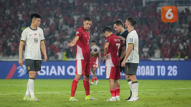 Foto: Momen Cerdas Jay Idzes Atur Penalti untuk Kemenangan Timnas Indonesia atas China di Kualifikasi Piala Dunia 2026