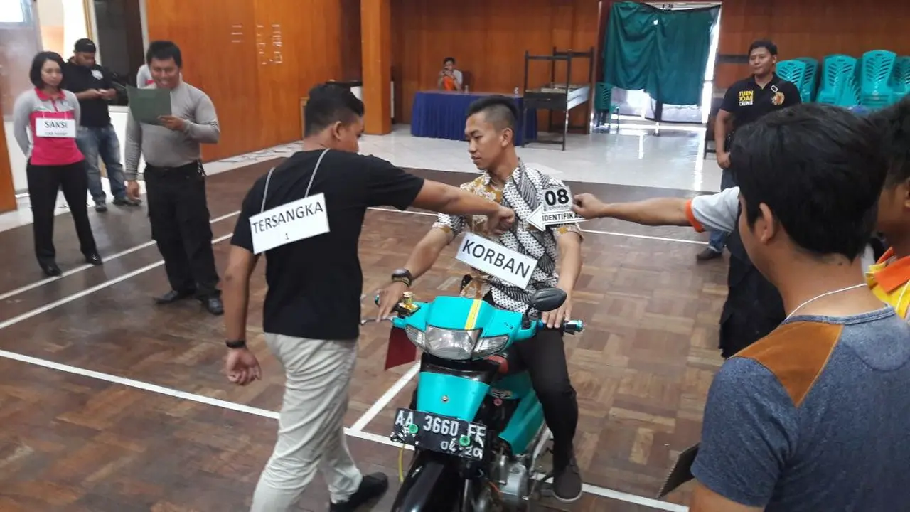Terduga pelaku A memukul korban saat baru berhenti dan masih duduk di sepeda motornya. (Foto: Liputan6.com/Polres Wonosobo/Muhamad Ridlo)