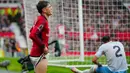 Tuan rumah balik mengancam lewat Rasmus Hojlund dan Marcus Rashford. Tapi, upaya dua penyerang itu belum menghasilkan gol buat Manchester United. (AP Photo/Jon Super)