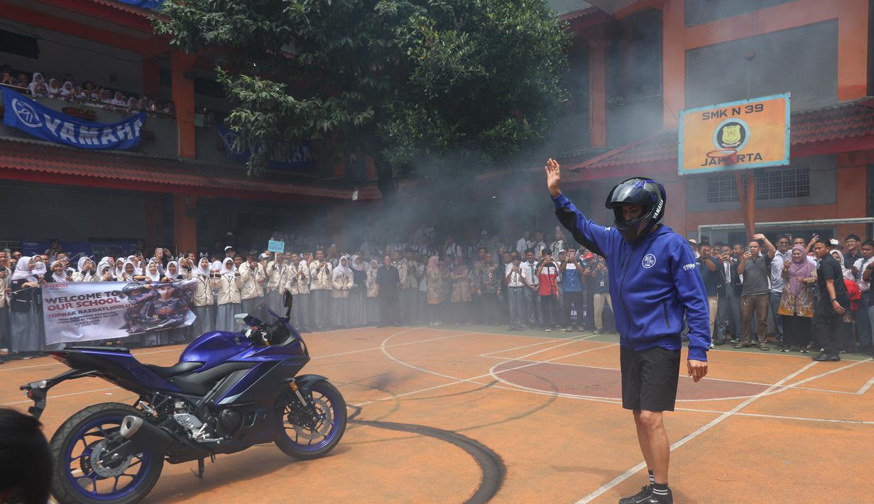 Toprak Razgatlioglu didatangkan Yamaha untuk melakukan serangkaian kegiatan di Indonesia. Tampak dalam foto, pembalap rookie Prima Pramac Racing, Toprak Razgatlioglu saat menyapa siswa/siswi SMK Negeri 39 di kawasan Cempaka Putih, Jakarta Pusat, Selasa (20/1/2026). (Bola.com/M Iqbal Ichsan)