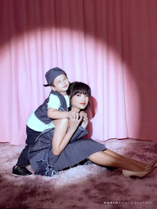 Pose-pose menggemaskan dari Gala menambah daya tarik dari pemotretan Fuji kali ini. Beberapa foto, Gala memonyongkan raut mukanya, di foto yang lain, ia menempel pada Fuji. Foto: Instagram.