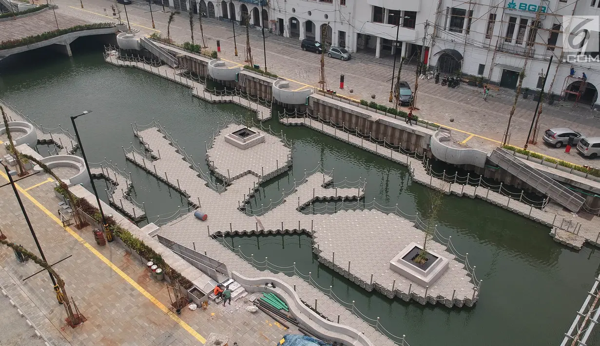 Foto aerial proyek revitalisasi kawasan Kali Besar, Kota Tua, Jakarta Barat, Kamis (3/5). Di tengah kali terdapat jembatan yang menghubungkan sisi kiri timur dan barat. (Liputan6.com/Arya Manggala)