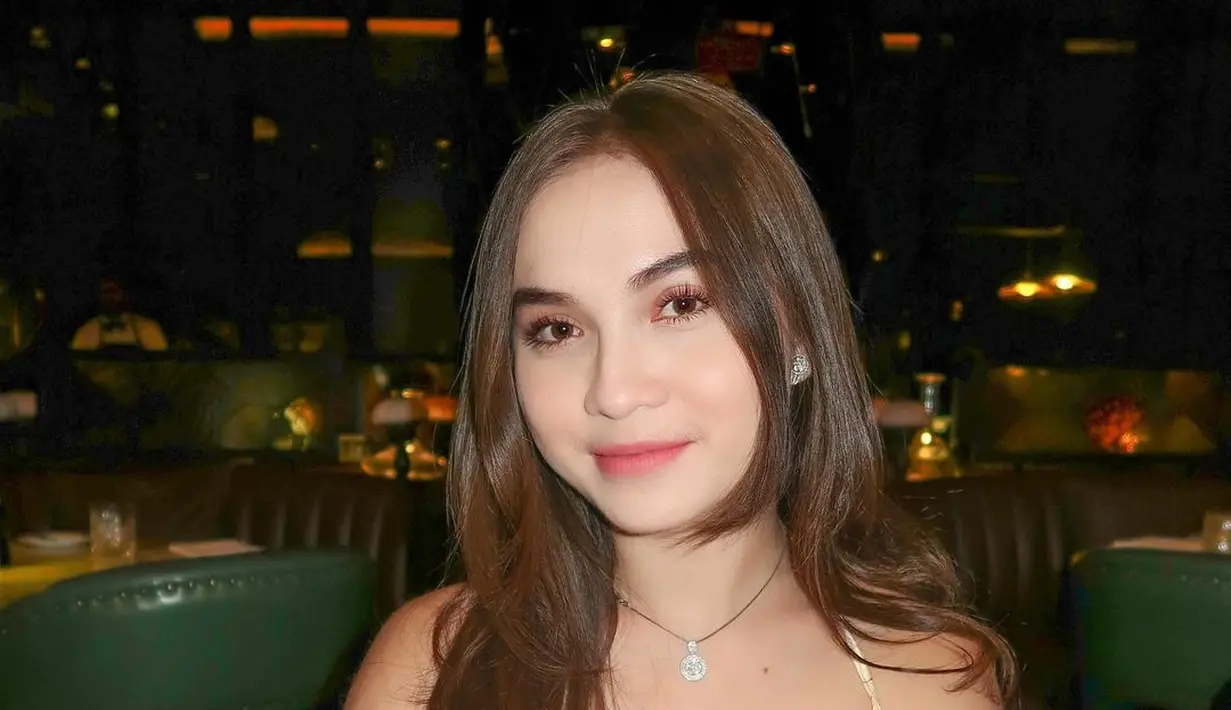Elina Magdalena Joerg saat ini masih aktif juga di dunia seni peran. Ia berperan dalam film 'The Sacred Riana 2: Bloody Mary' dan series Vidio berjudul Dear Dosenku. (Instagram/elinaaaaajoerg)