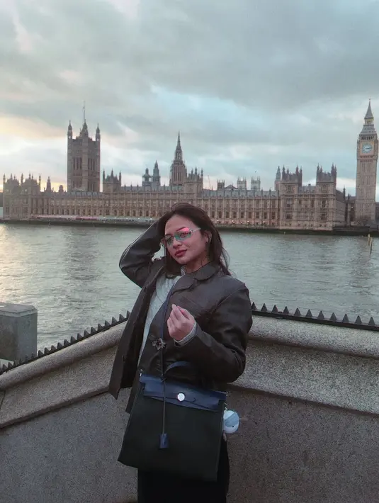 Bergaya dengan ribbon sunglasses, Amel Carla kenakan outfit layering monokromg yang tak membosankan [@amelcarla]