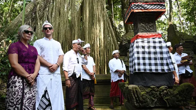 Turis Ceko Jalani Penyucian Pura Bali Usai Cebok Pakai Air Suci