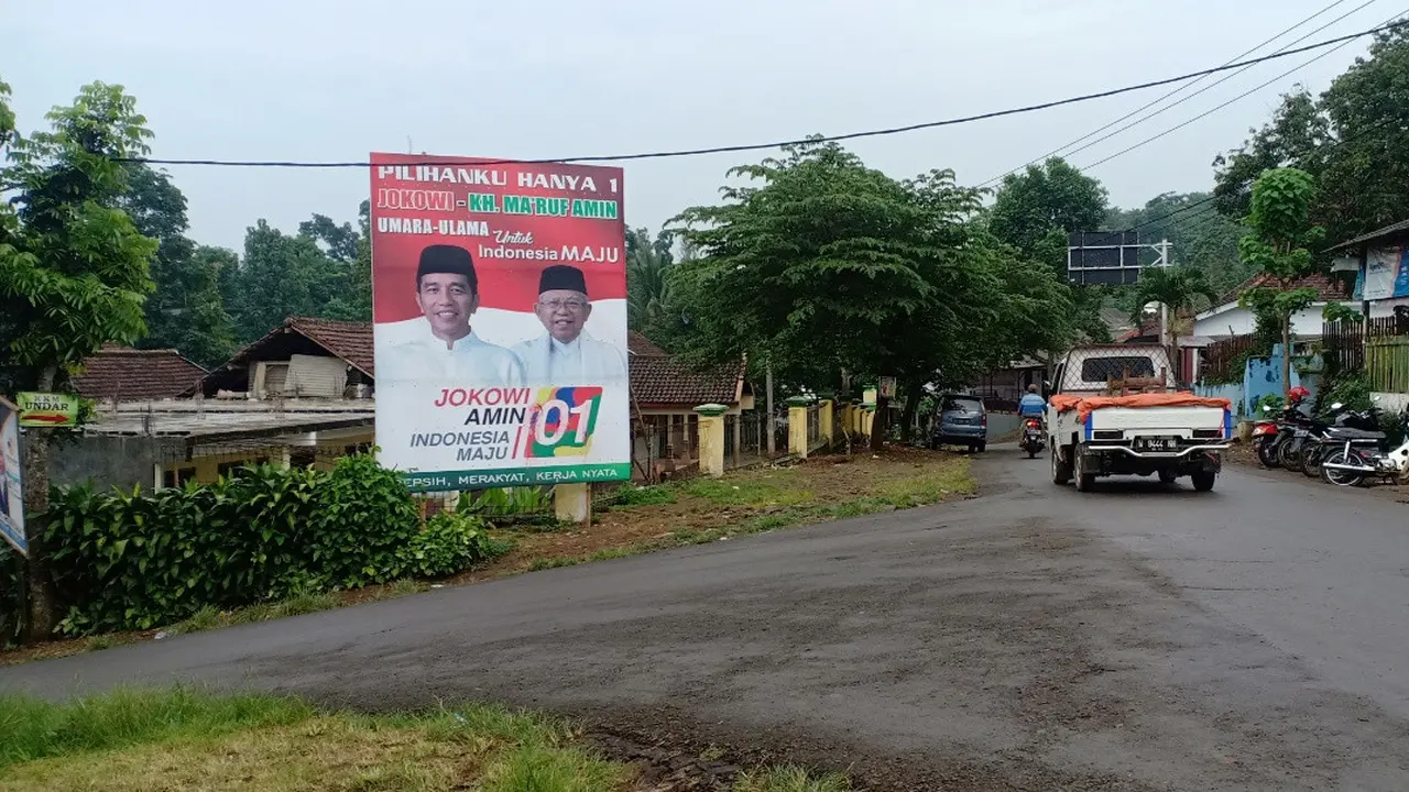4 baliho Jokowi di Jombang jadi korban Vandalisme PKI. (Liputan6.com/Dian Kurniawan)