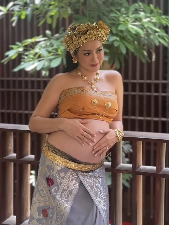 Jessica Iskandar di Kehamilan Ketiga Dibalut Baju Khas Bali.