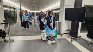 Ratusan jemaah haji kloter pertama tiba di Terminal 2 Bandara Internasional Soekarno-Hatta, Senin (1/6/2026) malam (Liputan6.com/Pramita Tristiawati)