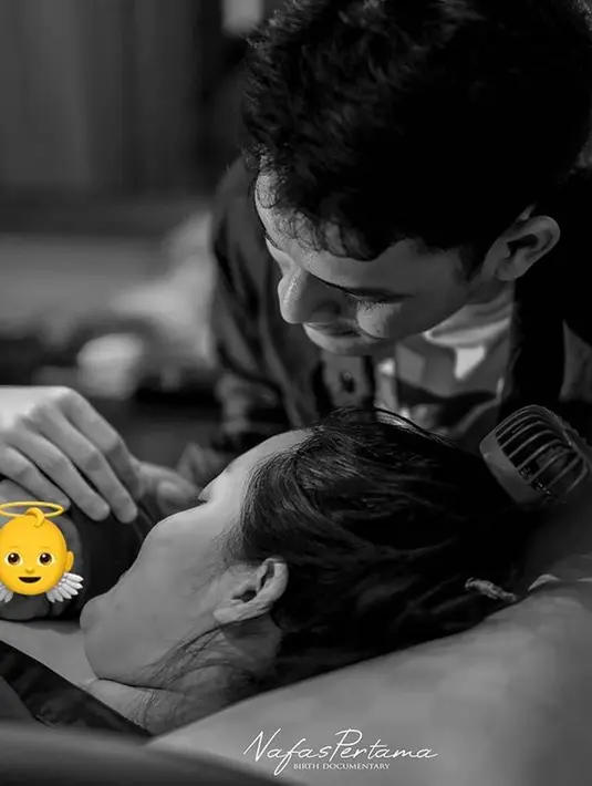 Dalam foto teranyarnya, Yeni masih menyembunyikan wajah anak pertamanya dari media sosial. Tampak sejumlah warganet dan rekan artis memberinya ucapan selamat dan doa terbaik. Antara lain, Nella Kharisma, Ndarboy Genk, Nopek Novian, hingga Bella Bonita istri Denny Caknan. (Liputan6.com/IG/@yeniinka)