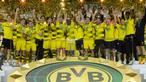 Para pemain Dortmund merayakan gelar juara DFB Pokal usai mengalahkan Frankfurt pada laga final di Stadion Olympic, Berlin, Sabtu (27/5/2017). Dortmund menang 2-1 atas Frankfurt. (EPA/Clemens Bilan)