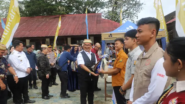 Kunjungi Mahakam Ulu, Pj Gubernur Kaltim Semangati Generasi Muda dan Salurkan Berbagai Bantuan