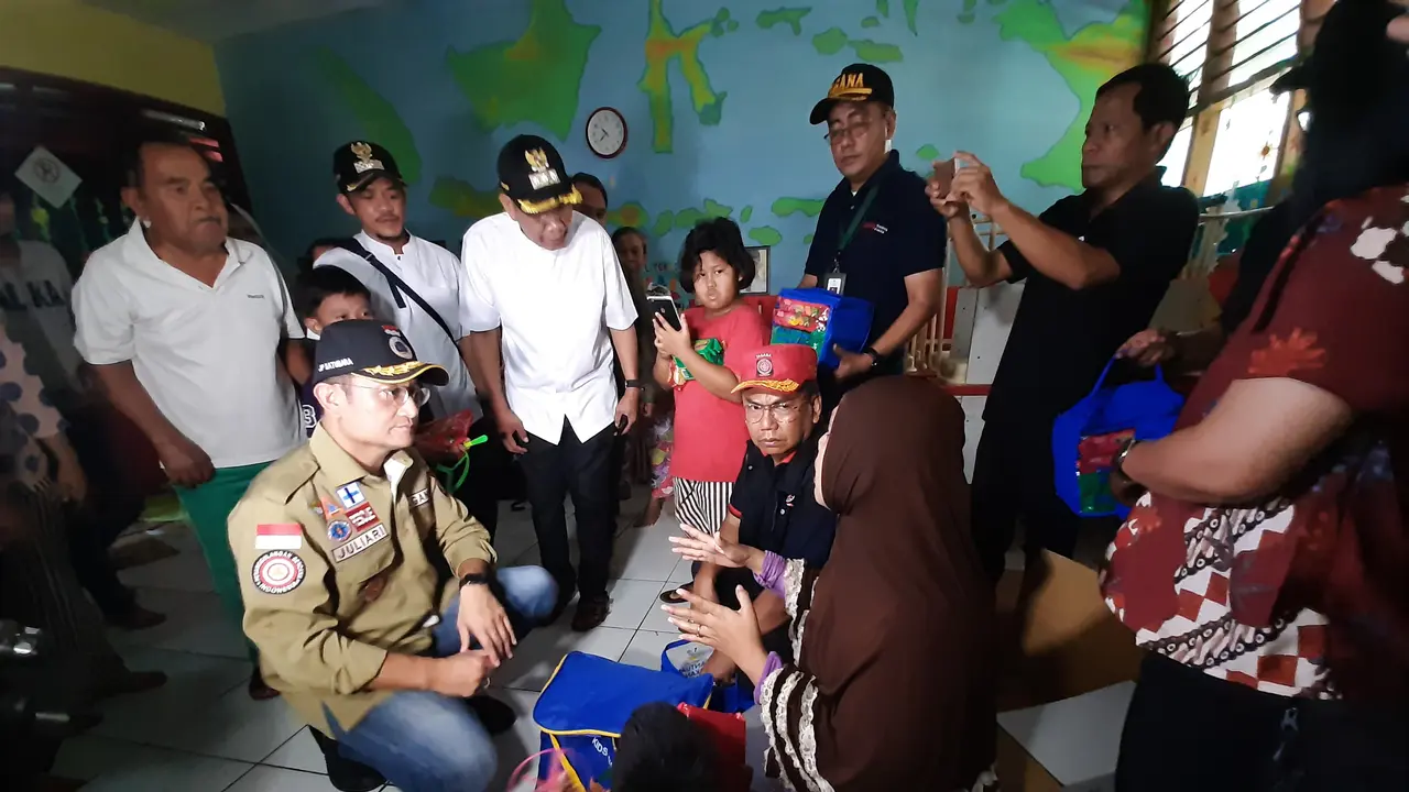 Mensos Juliari Serahkan Bantuan Logistik Korban Banjir Ciledug