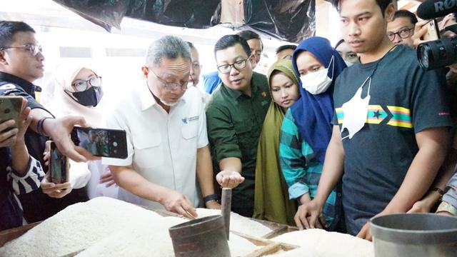 Kepala Badan Pangan Nasional/National Food Agency (NFA) Arief Prasetyo Adi di pasar tradisional Rawamangun, Jakarta, Senin, (3/4/2023).