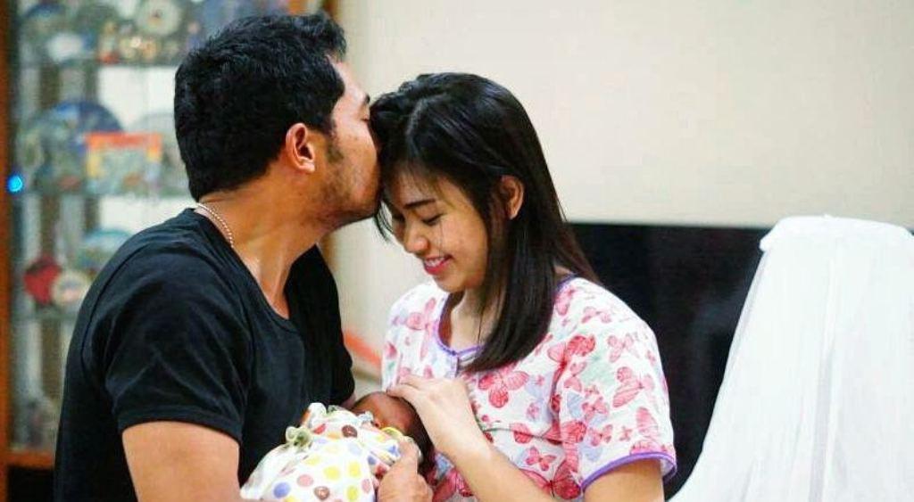 Yama Carlos bersama Arfita Dwi dan anak mereka, Marco.