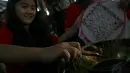 Aksi membatik tersebut sekaligus untuk memperingati Hari Batik Nasional yang jatuh hari ini, Jakarta, (2/10/14). (Liputan6.com/Faizal Fanani) 