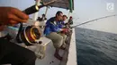 Sejumlah anggota Jurnalis Joran Indonesia memancing dalam kegiatan Sahur on The Boat ke-4 di kawasan perairan Karang Antu, Banten, Minggu (4/6). Kegiatan ini terdiri dari buka bersama anak yatim dan memancing pada saat sahur. (Foto dok. Jojoners)
