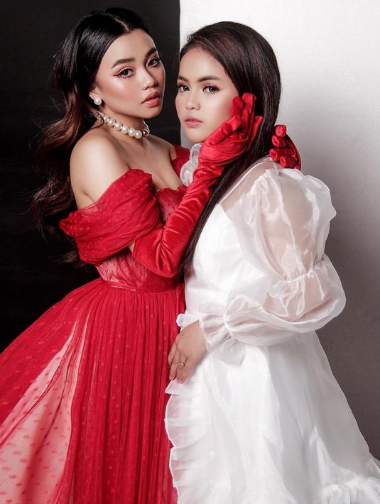 Perbedaan gaun keduanya yang mencolok membuat kesan makin kuat dalam karakternya. Apalagi latar belakang dengan garis jelas antara hitam dan putih pun mempertegas karakter keduanya. (Liputan6.com/IG/@da4_putri03)