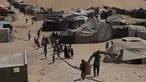 Pengungsi Palestina berjalan melalui kamp tenda di Muwasi, kawasan yang telah ditetapkan Israel sebagai zona aman, di Khan Younis, bagian selatan Jalur Gaza, Minggu 21 September 2025. (AP Photo/Jehad Alshrafi)