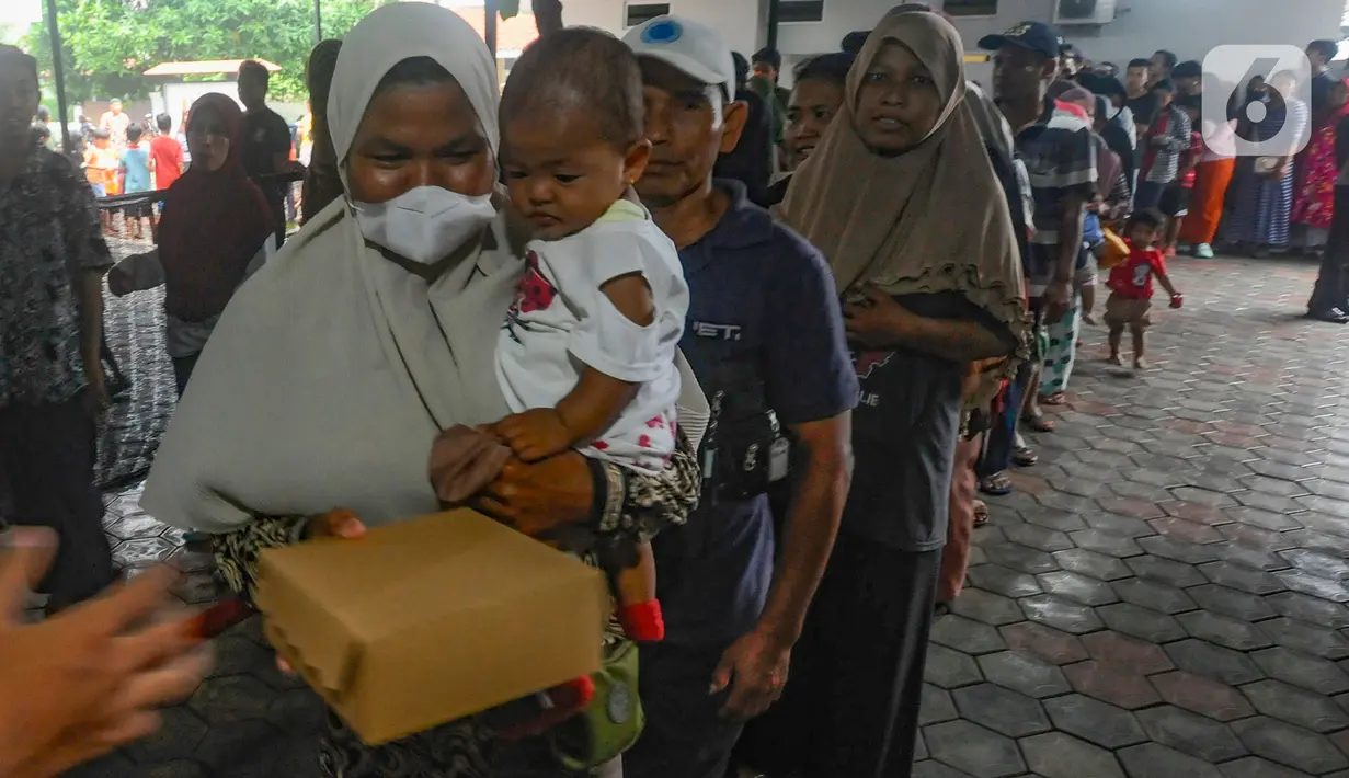 Pembagian makanan berlangsung tertib. (merdeka.com/Arie Basuki)