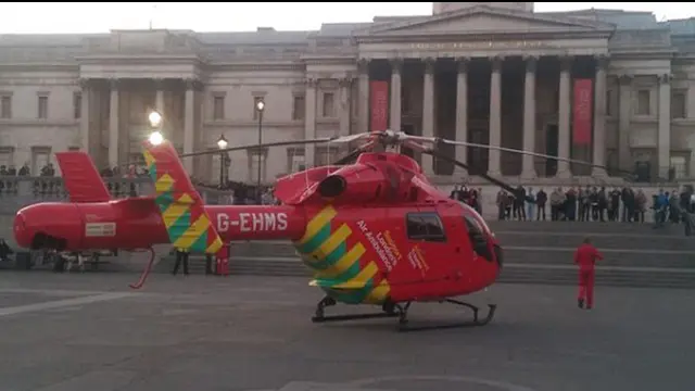 Sebuah helikopter ambulans  terbang dengan ketinggian rendah  dan mendarat di  Trafalgar square. Helikopter ambulans tersebut rupanya tengah menyelamatkan seorang wanita yang jatuh dari patung singa di kaki Column Nelson.