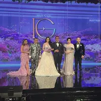 Sementara itu, Fritz tampil dengan setelan jas lengkap dengan inner kemeja putih dan dasi kupu-kupu. [@dfactory_]