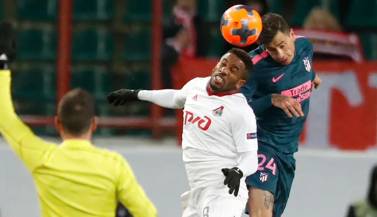 Pemain Lokomotiv Moskow, Jefferson Farfan berebut bola dengan pemain Atletico Madrid Jose Maria Gimenez pada leg kedua babak 16 besar Liga Europa di RZD Arena, Kamis (15/3). Atletico Madrid lolos ke perempatfinal usai menang telak 5-1. (AP/Pavel Golovkin)