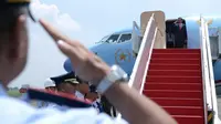 Presiden Jokowi saat akan melakukan kunjungan kerja dengan menggunakan pesawat kepresidenan. (Liputan6.com/Lizsa Egeham)