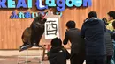 Para fotografer mengabadikan foto Leo usai membuat aksara Tiongkok di Hakkeijima Sea Paradise akuarium di Yokohama, Tokyo, Jepang (26/12). (AFP/Kazuhiro Nogi)